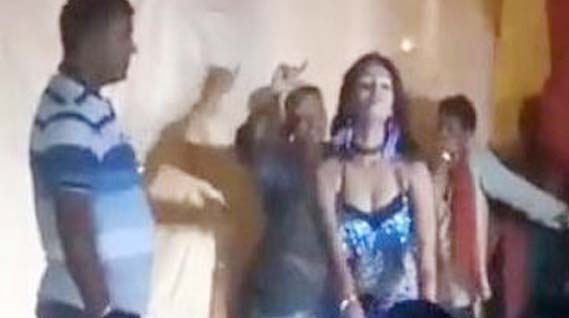 डांसर के साथ दारोगाजी