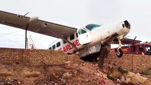 दीवार से टकराया विमान