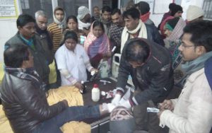 पत्रकार के पैर से गोली निकालते डॉक्टर