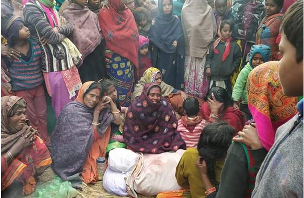 सुरजन पकड़ी में विलाप करती महिलाएं