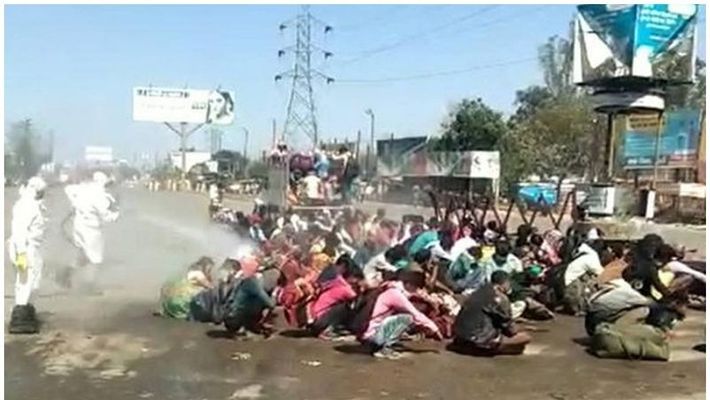 बरेली में मजदूरों पर सैनेटाइजर की बौछाड़