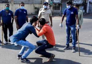 लॉकडाउन नहीं मानने वालों को सजा देती पुलिस