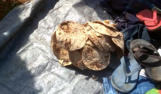 मजदूरों की रोटियां, कपड़े, चप्पल