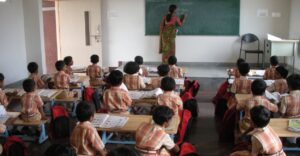 कक्षा में पढ़ाई करते बच्चे