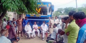 मजदूरो से वार्ता करते विधायक