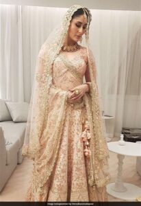 Kareena Kapoor Khan Stuns at Lakmé Fashion Week 