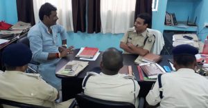 पुलिस अधिकारी के साथ अपराध की समीक्षा करते हुए विधायक मुन्ना यादव