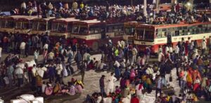 लॉकडाउन के दौरान उमड़ी भीड़